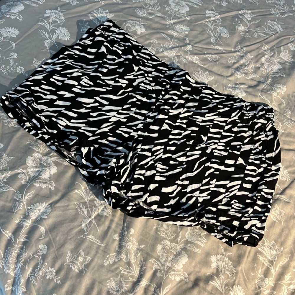 EUC light flowy shorts. Black and white print. Size XXL